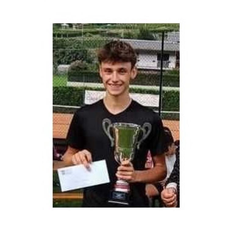 DANIELE FAUSTINI classe 3A: si aggiudica la tappa del circuito Open Valtellina Tennis 2023, conquistando il torneo Open di Tirano ! COMPLIMENTI DANIELE!