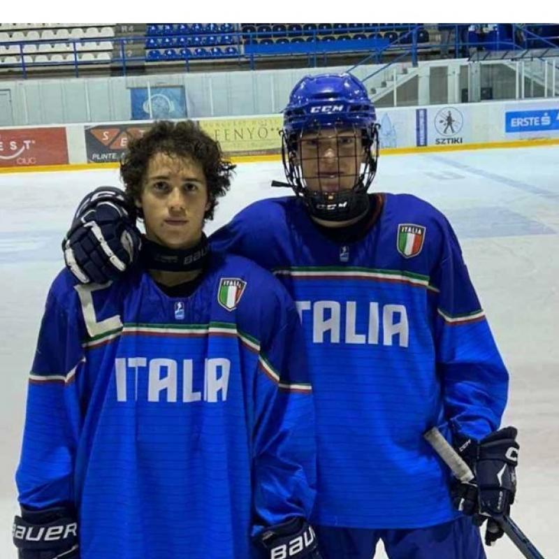 Bella esperienza con la maglia della nazionale di categoria per i nostri studenti-atleti CAENAZZO FEDERICO, CROCE IVAN, ZANVETTOR CHRISTIAN, GRECI DEMETZ DIEGO, che hanno disputato il Torneo Internazionale 4 Nazioni di Hockey su ghiaccio a Miercurea Ciuc in Romania.