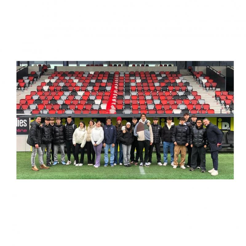 Alcuni studenti e studentesse del Liceo Toniolo hanno visitato lo Stadio Druso con incontro con il responsabile della sicurezza dell' impianto sig. Tuttolomondo e con l’addetto stampa del FC Südtirol Daniele Magagnin.