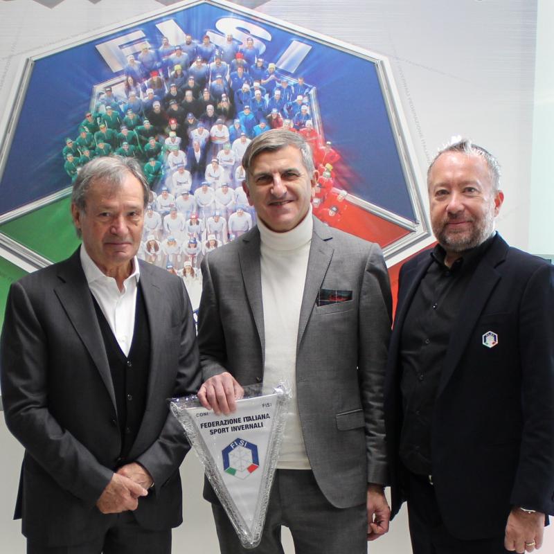 Il 27 novembre 2025, presso la sede FISI di Milano, il Liceo scientifico sportivo Toniolo e la Federazione Italiana Sport Invernali hanno firmato un Protocollo d’intesa. L’accordo, siglato dal presidente FISI Flavio Roda e dal dirigente scolastico Esio Zaghet, riconosce il Toniolo come Istituto “FISI Compliance” e partner per la formazione degli studenti-atleti.