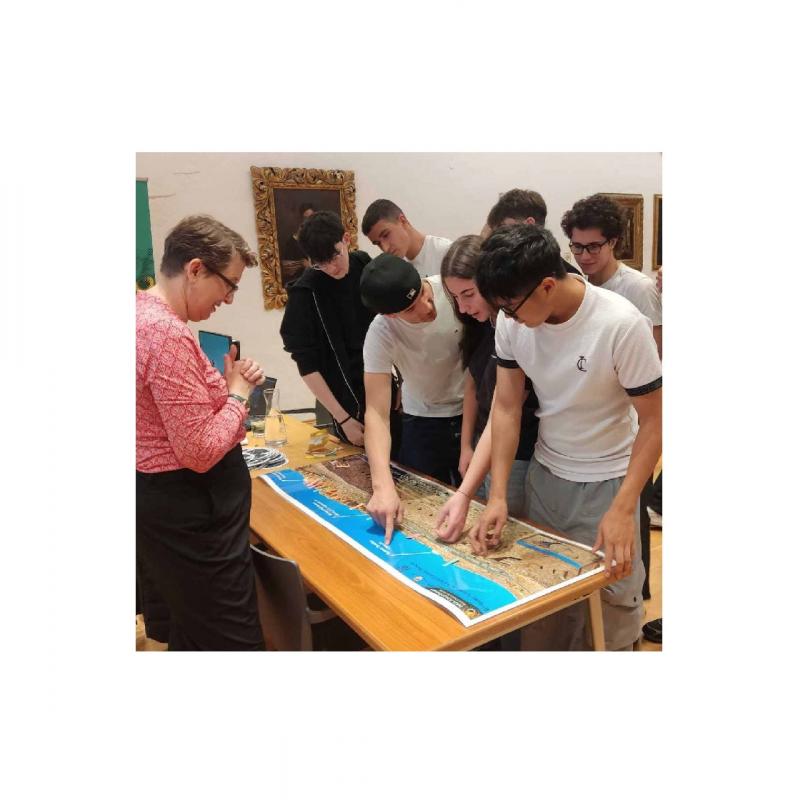 Gli studenti del Liceo Scientifico G.Toniolo in visita al Museo di Scienze Naturali di Bolzano per assistere alla presentazione dell’astrofisica Maureen Hintz “The Calendar: Astronomical and Historical” nell’ambito della manifestazione “A week in Itlay”.