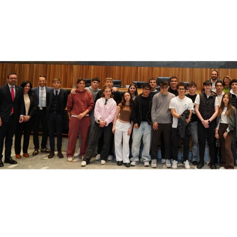 Gli studenti e le studentesse della classe 4°A del Liceo G.Toniolo in visita al Consiglio Provinciale di Bolzano.