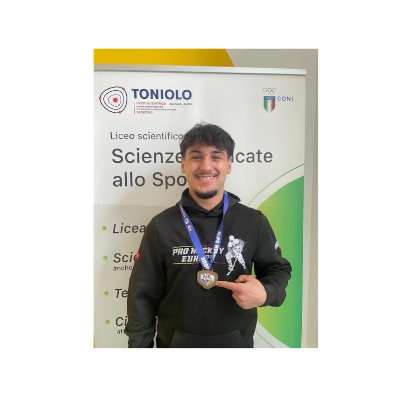 Il nostro studente-atleta GRECI DEMETZ DIEGO con il Gherdeina per la prima volta nella storia, CAMPIONE dell'Alps Hockey League, complimenti Diego!