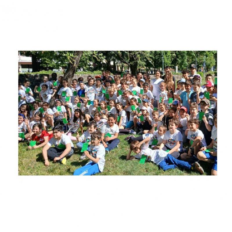 Un gruppo di studentesse e studenti delle classi 3° del Liceo Scientifico G. Toniolo hanno collaborato con i docenti delle Scuole Manzoni nell'organizzazione del progetto corsa solidale ”Corsa dei miracoli” !
