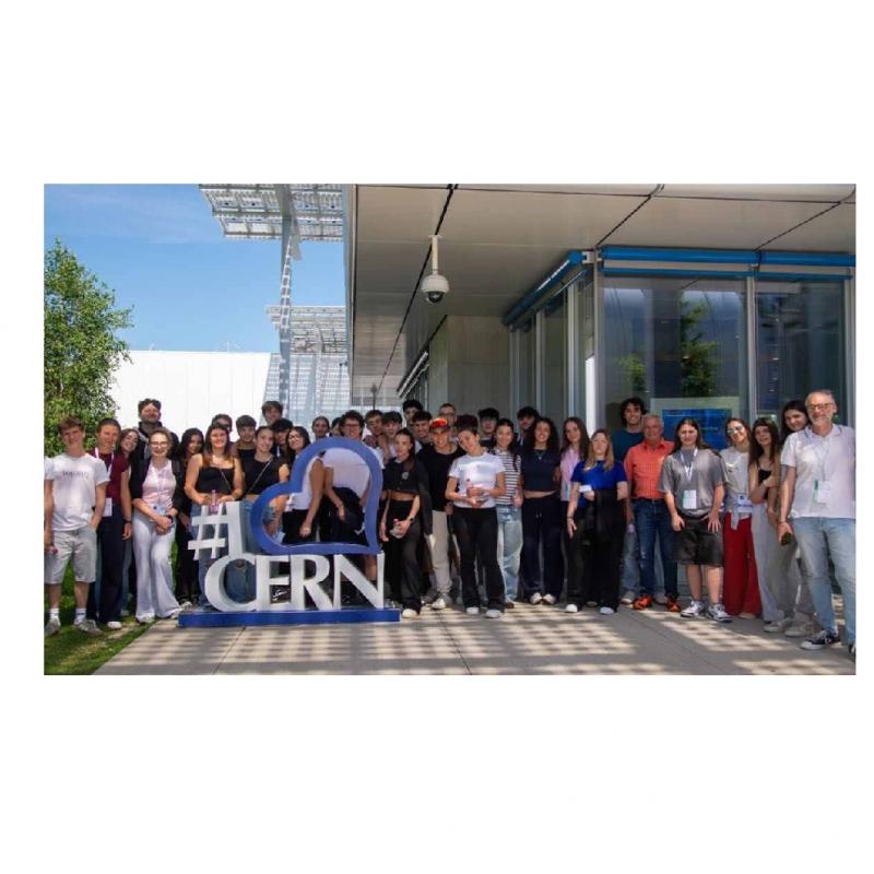 Nei giorni 8 e 9 maggio 2026, il Liceo Scientifico Sportivo G.Toniolo di Bolzano ha partecipato a un viaggio-studio a Ginevra presso il CERN, il più importante centro di ricerca al mondo nel campo della fisica delle particelle. 